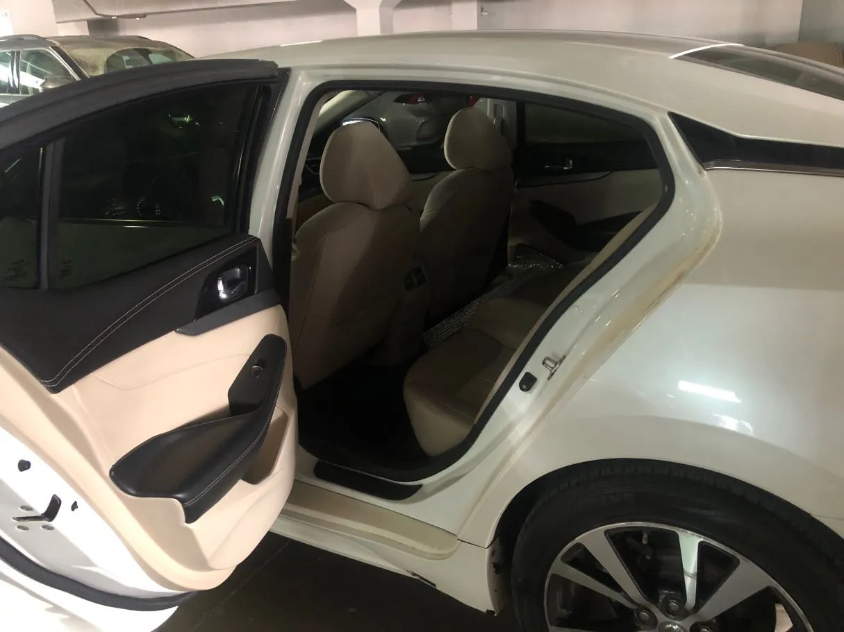 Car image 12