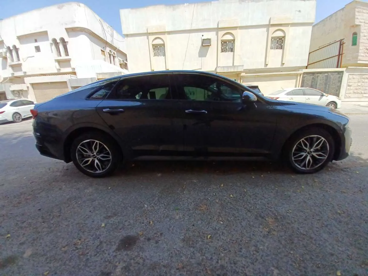 Car image 4
