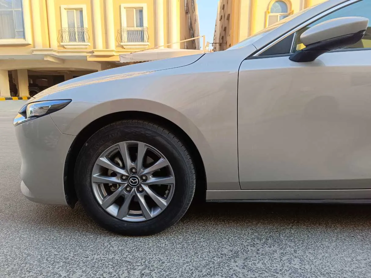 Car image 9