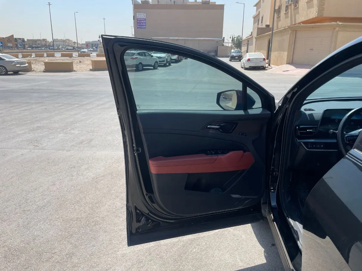 Car image 10