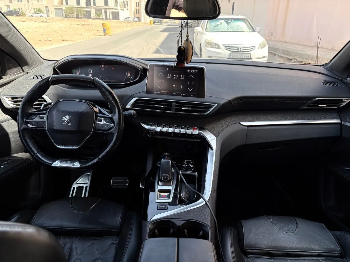 Car image 18