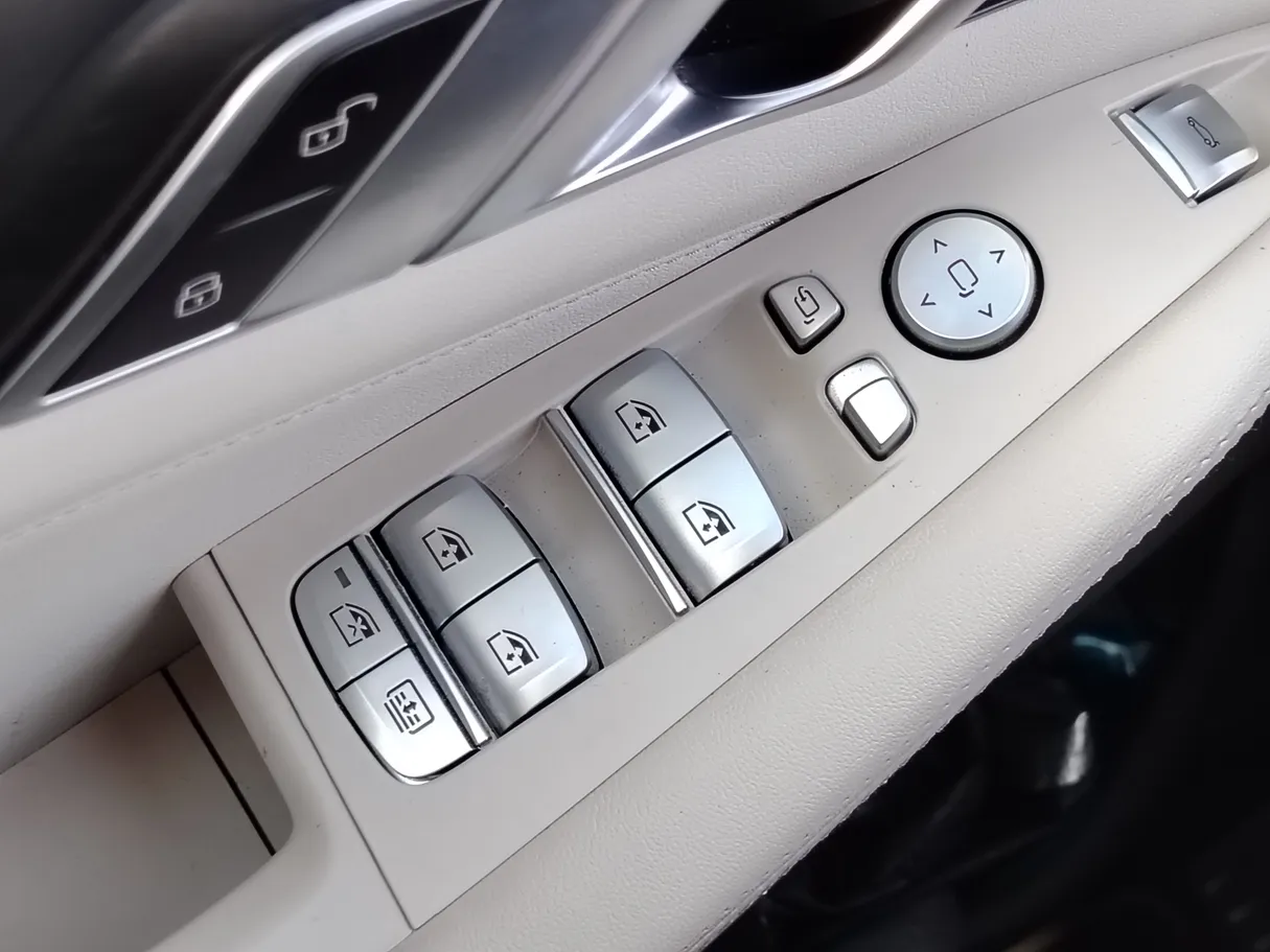 Car image 30