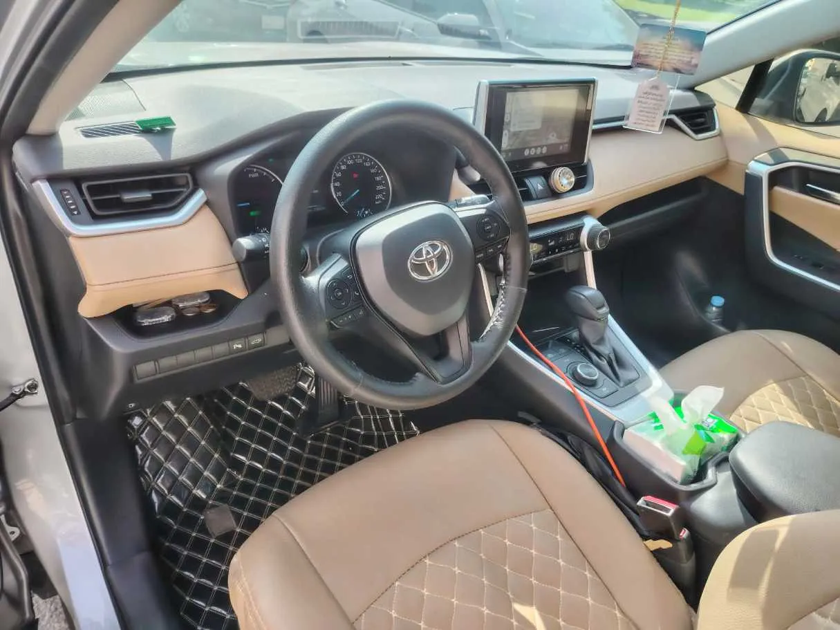 Car image 13