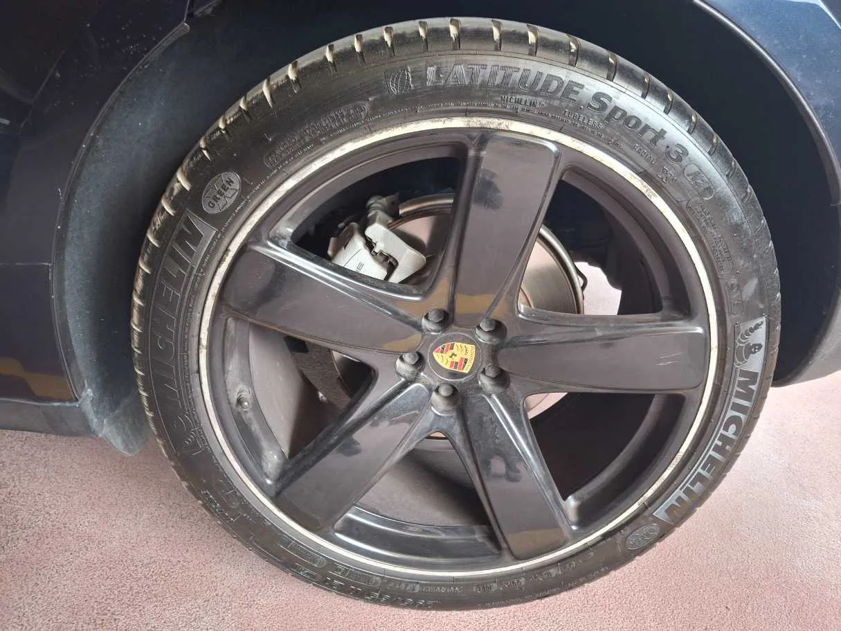 Car image 9