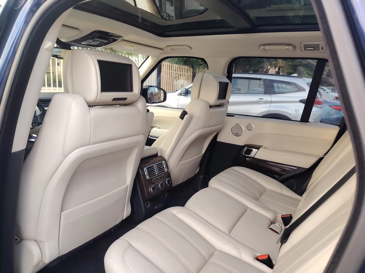 Car image 19