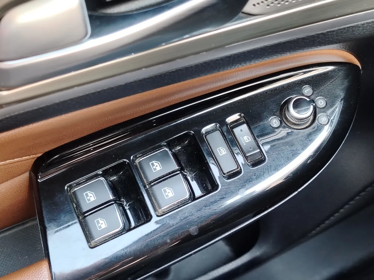 Car image 25