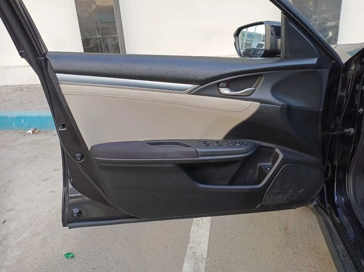 Car image 10