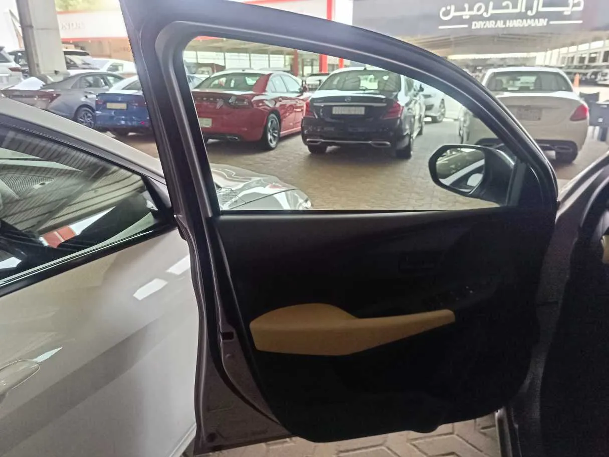 Car image 10
