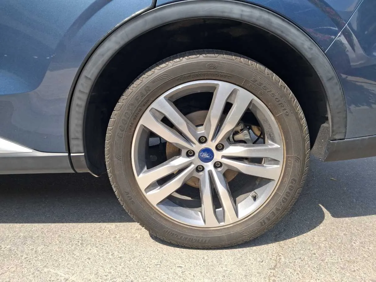 Car image 9