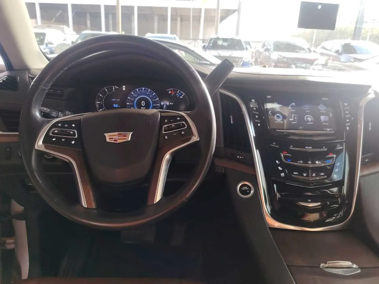 Car image 19