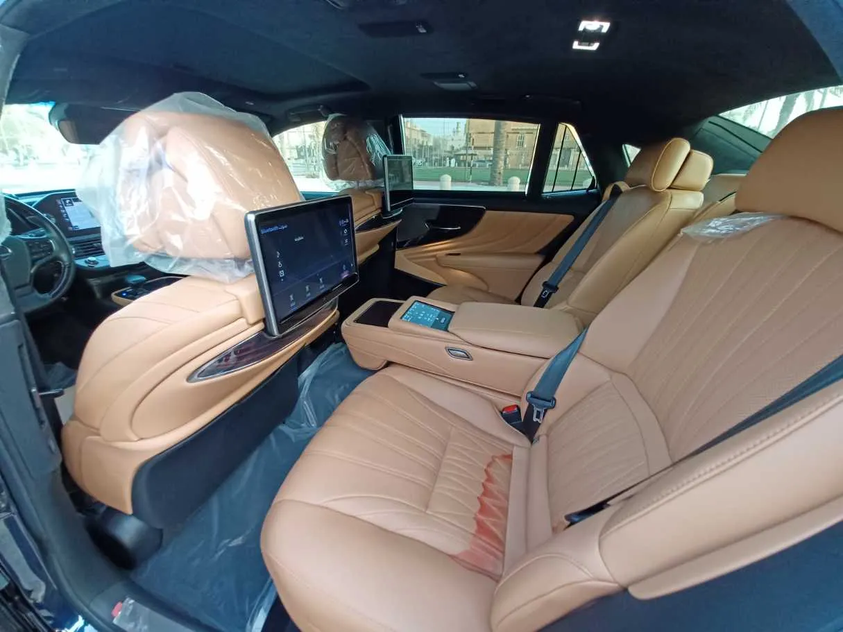 Car image 11