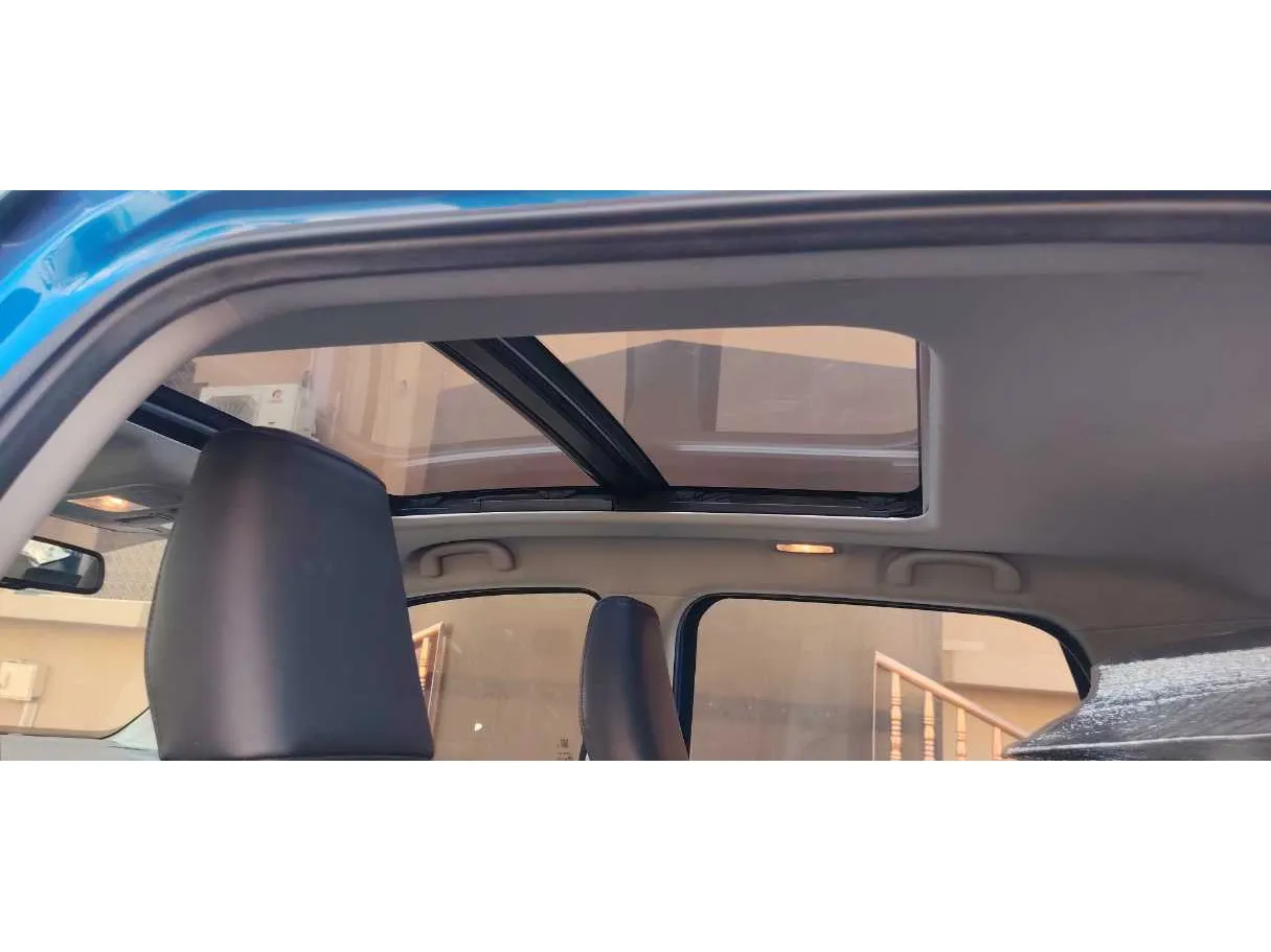 Car image 14