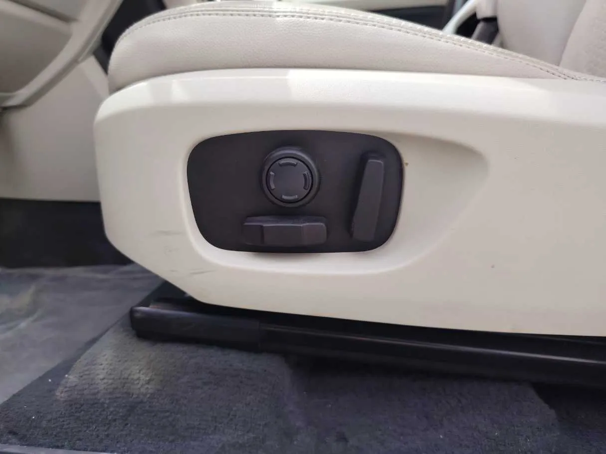 Car image 28