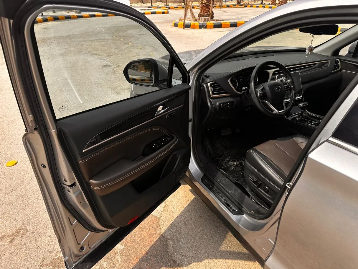 Car image 11