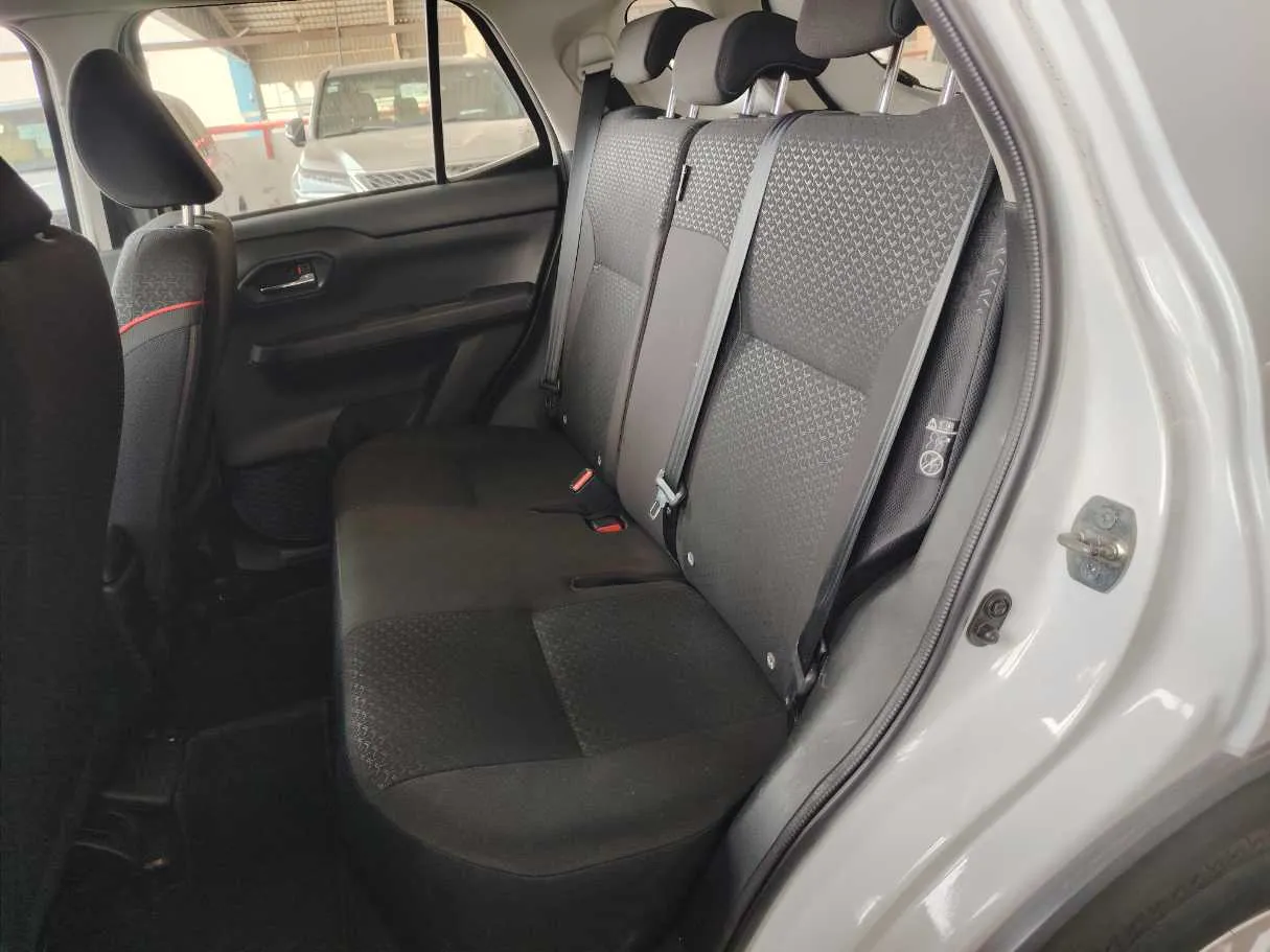 Car image 17