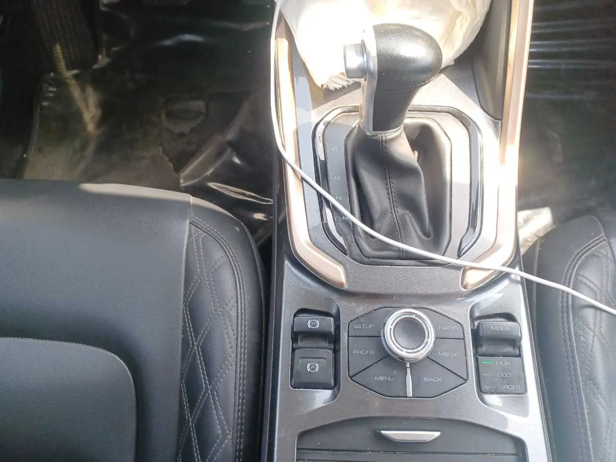 Car image 14