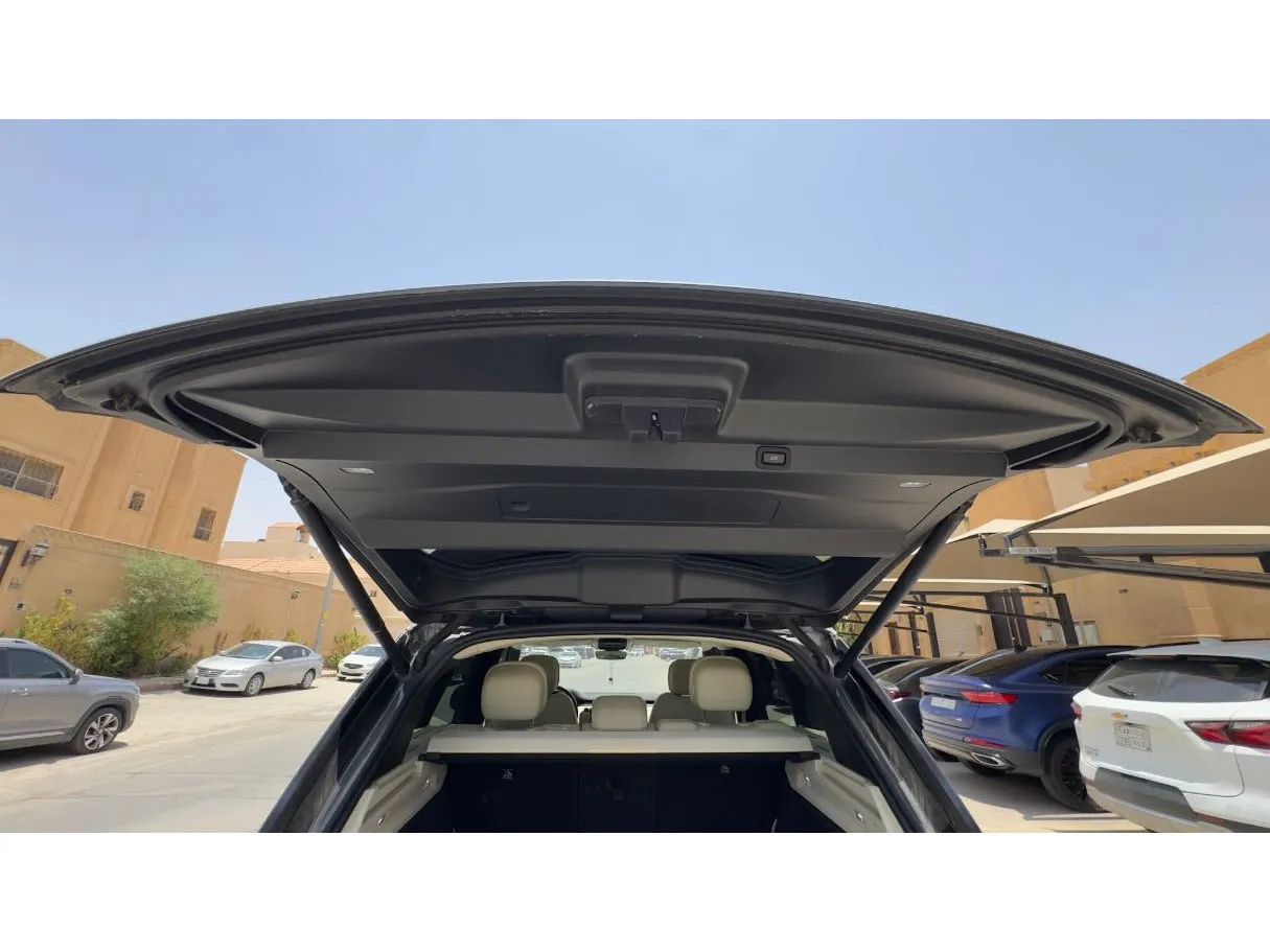 Car image 26