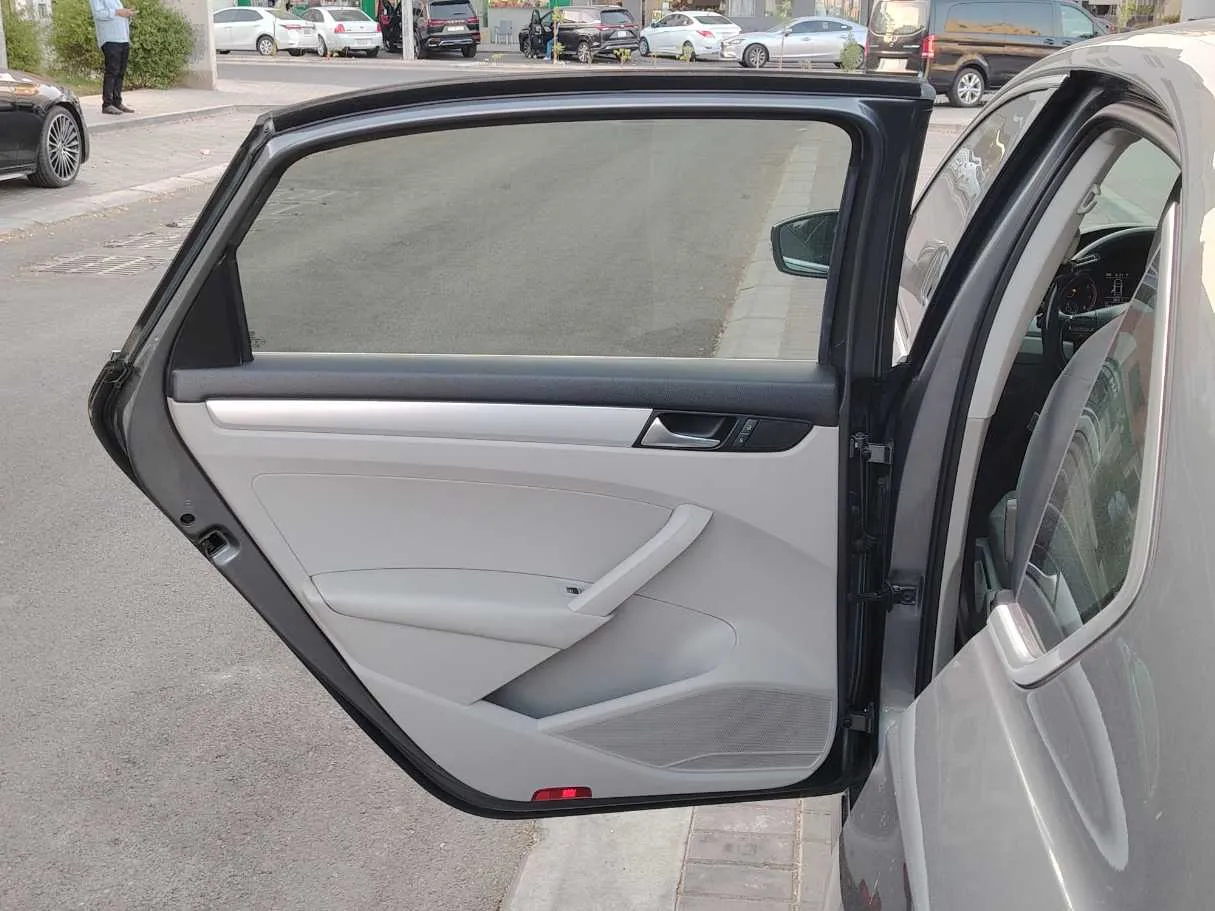 Car image 14