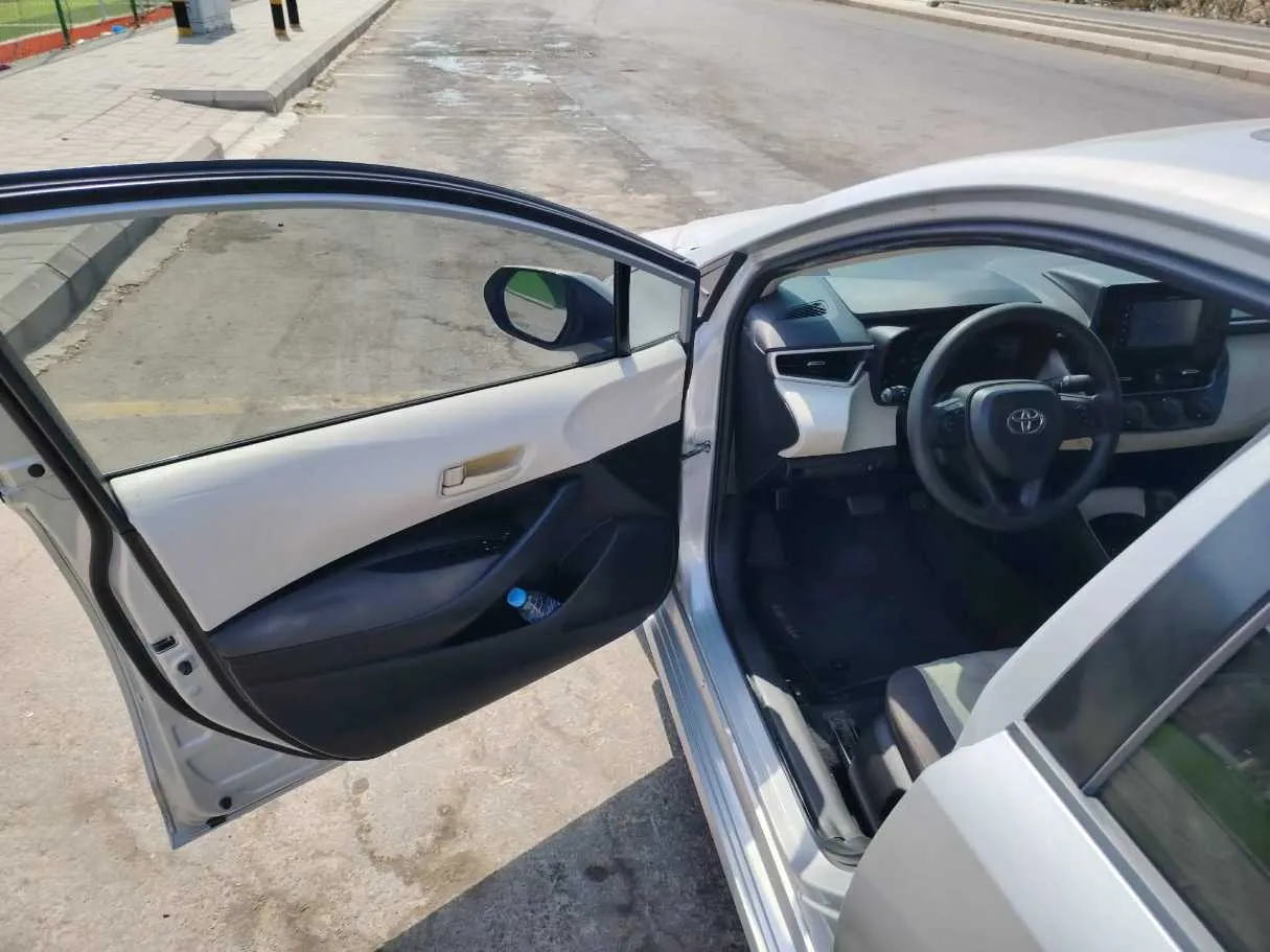 Car image 12