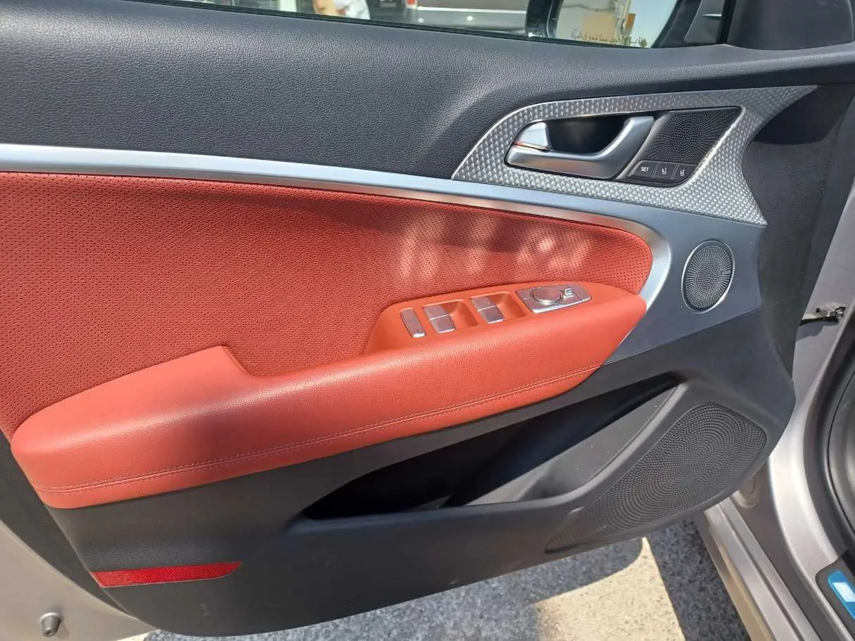 Car image 10