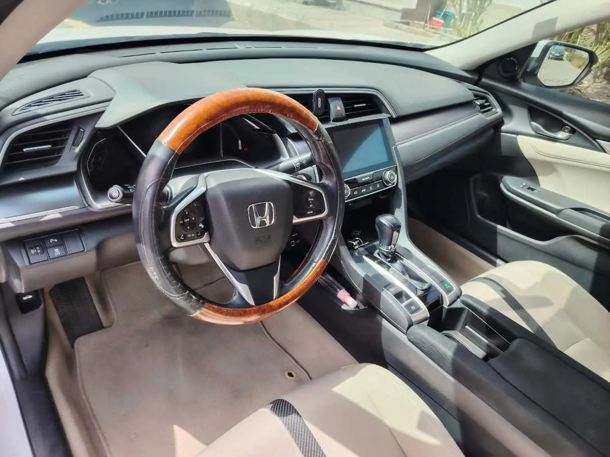 Car image 15