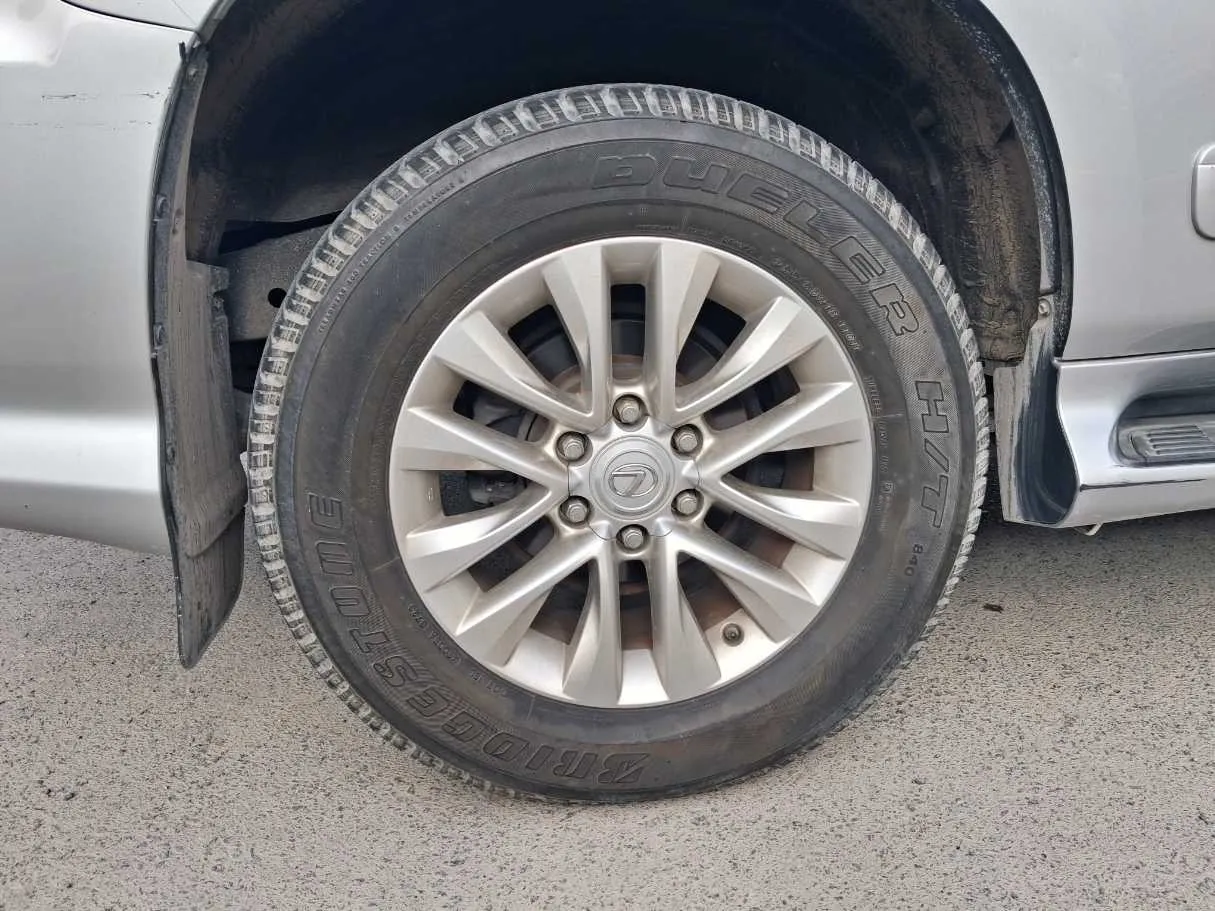 Car image 9