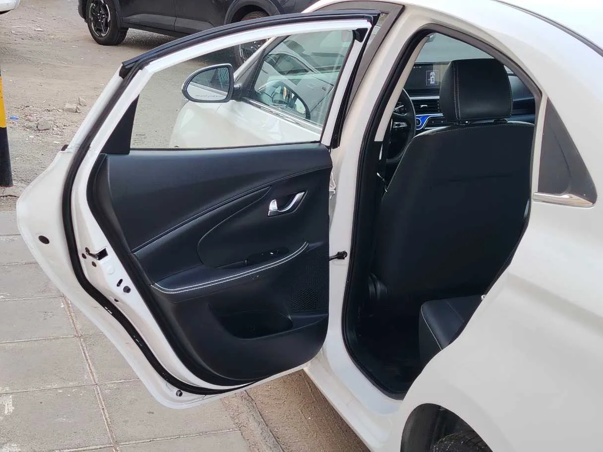 Car image 14