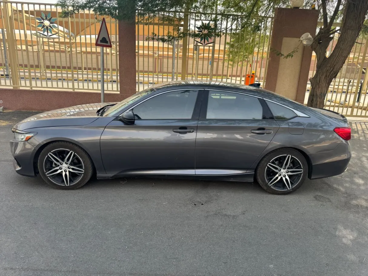 Car image 8