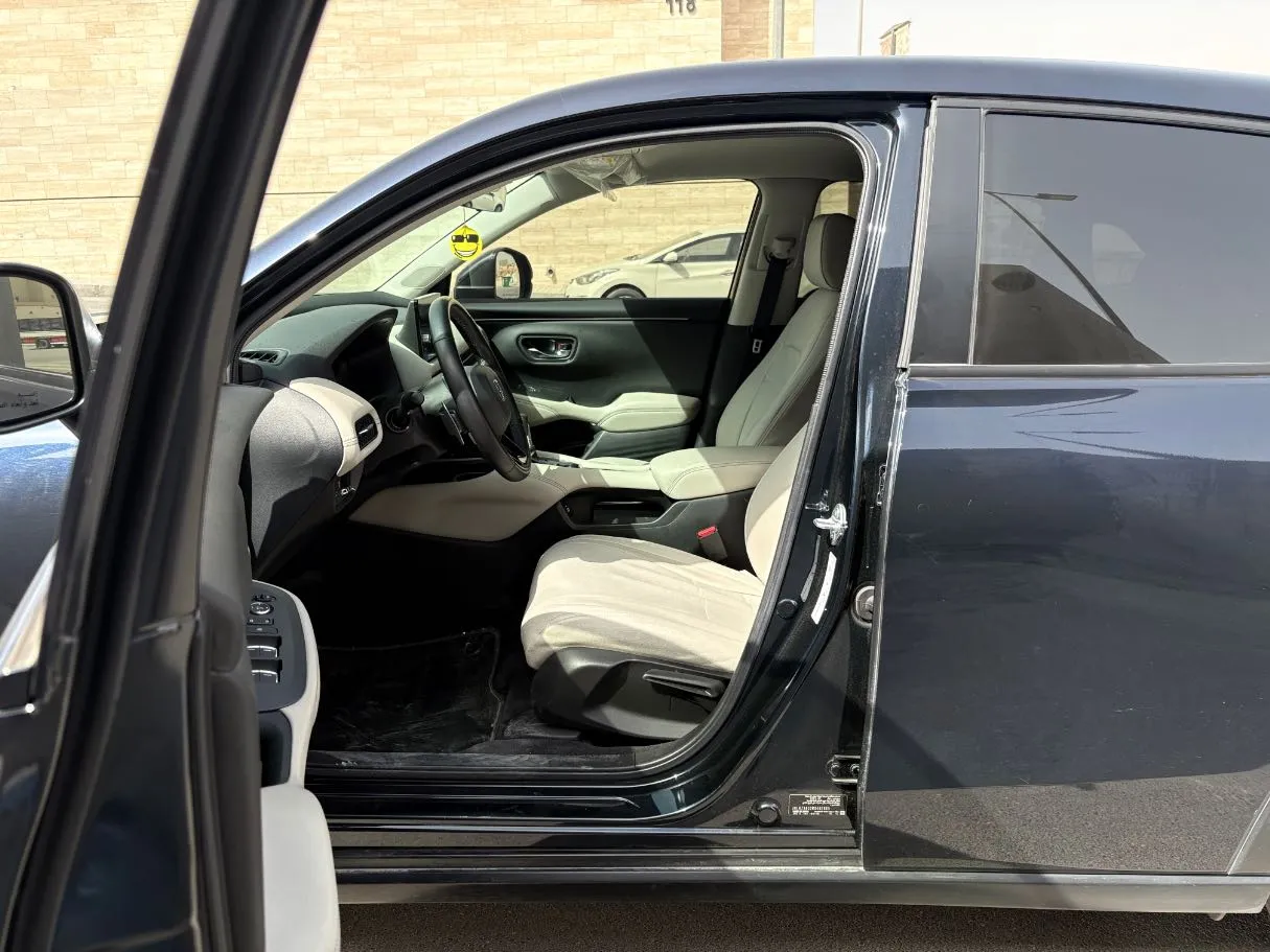 Car image 12