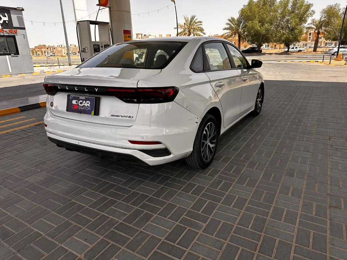 Car image 5