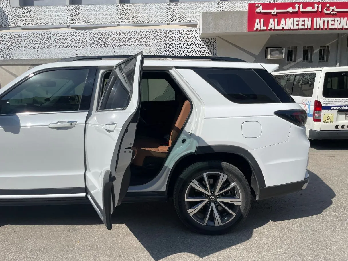 Car image 15