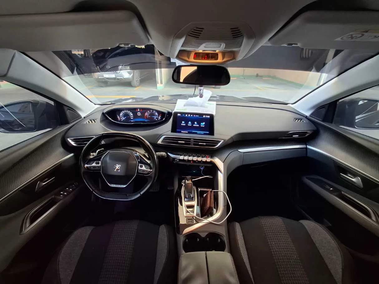 Car image 14