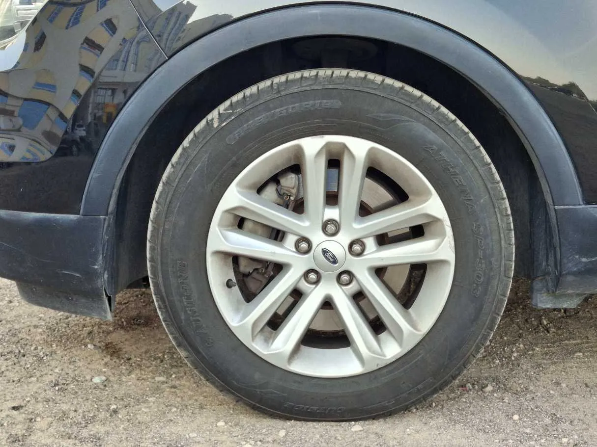 Car image 9