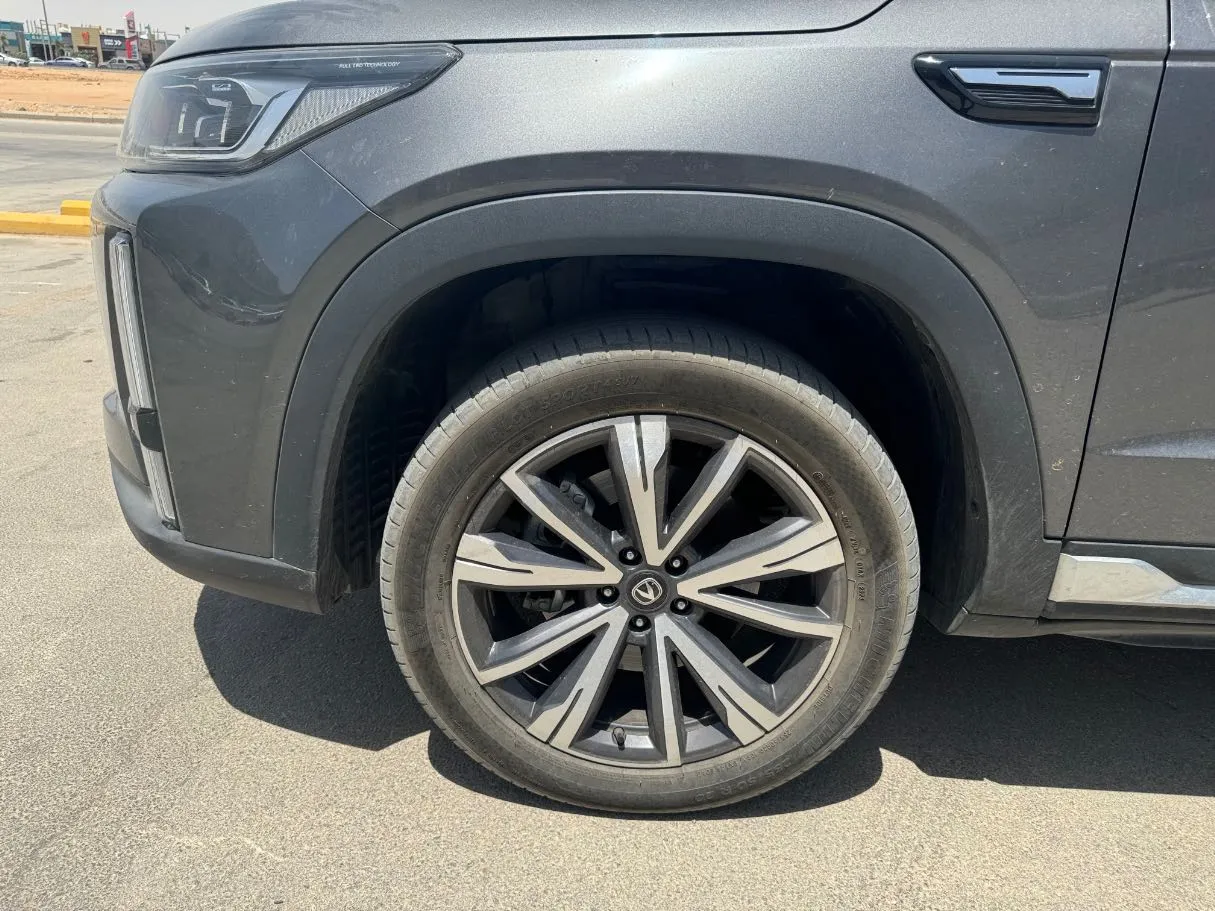Car image 9
