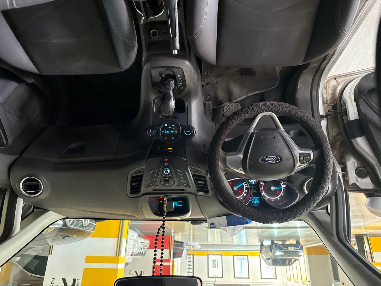 Car image 7
