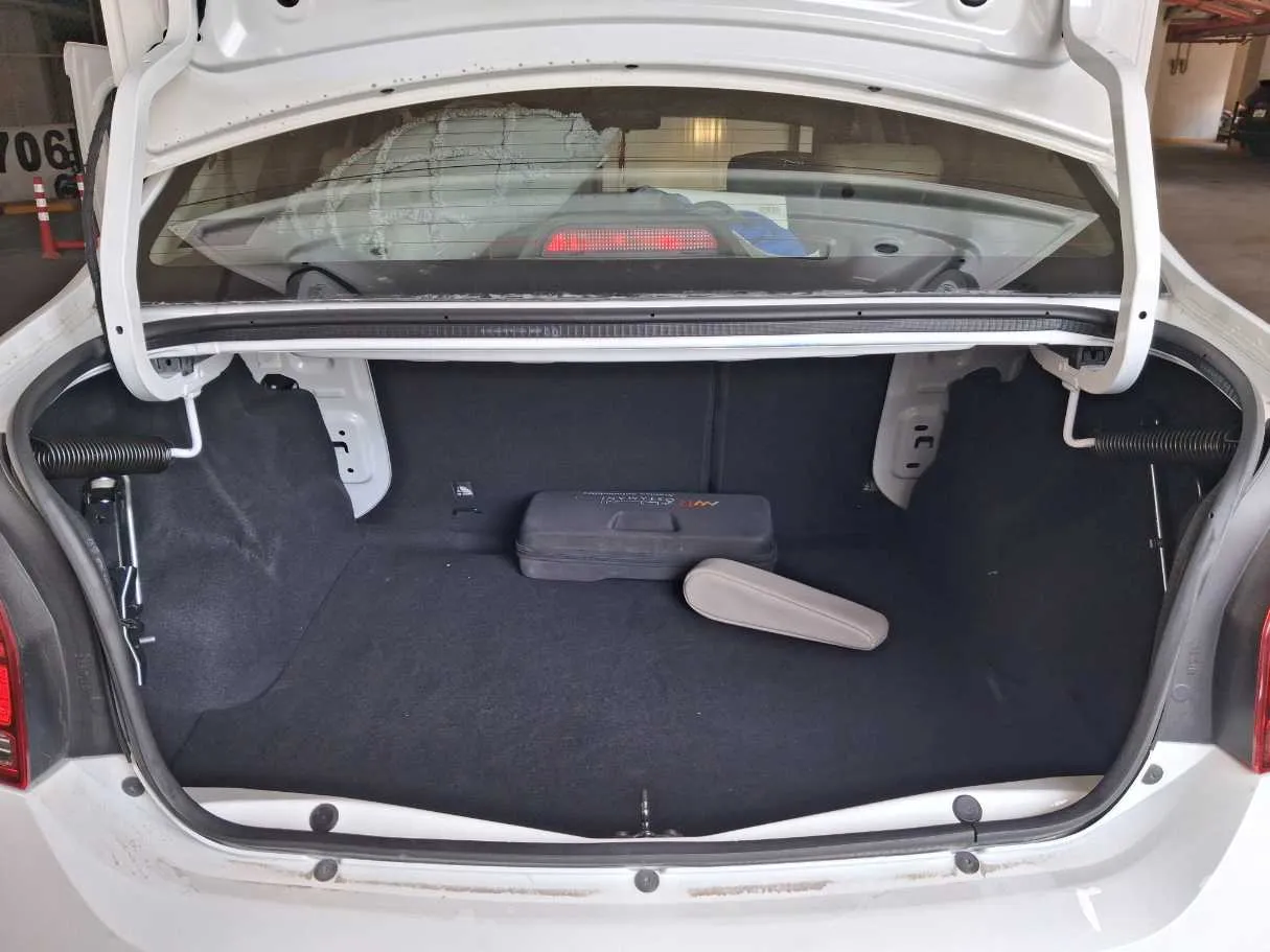 Car image 17