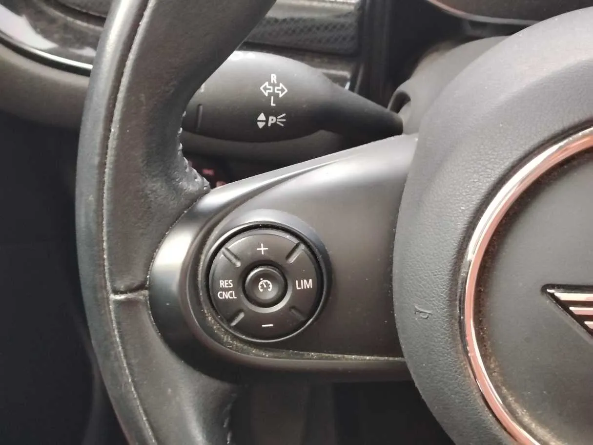 Car image 30