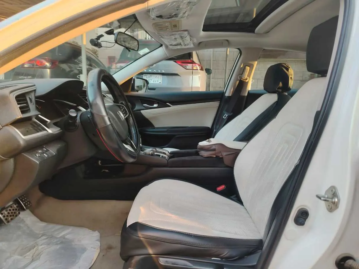 Car image 14