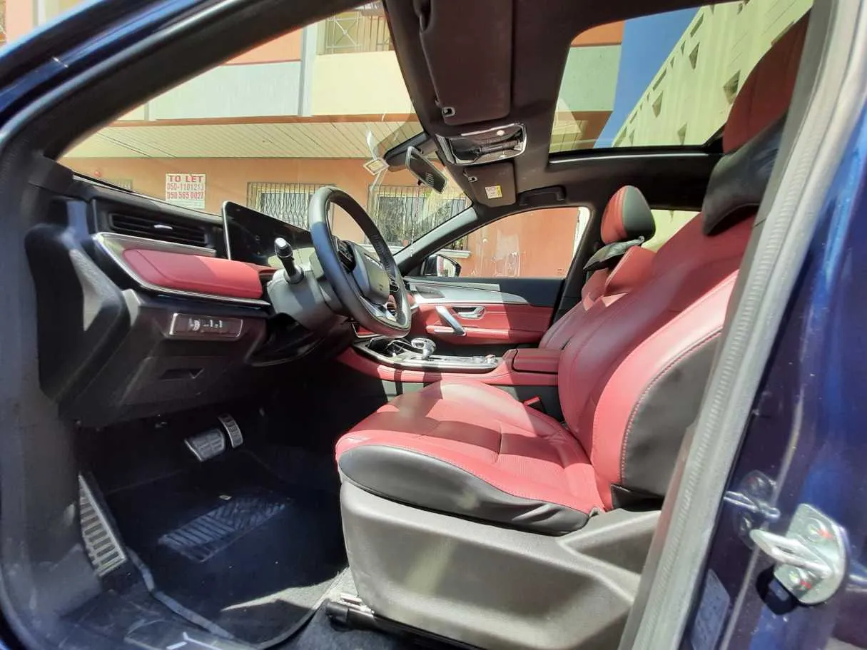 Car image 12