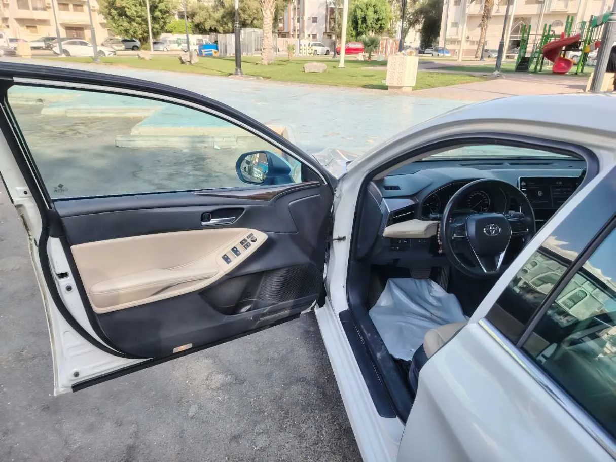 Car image 11