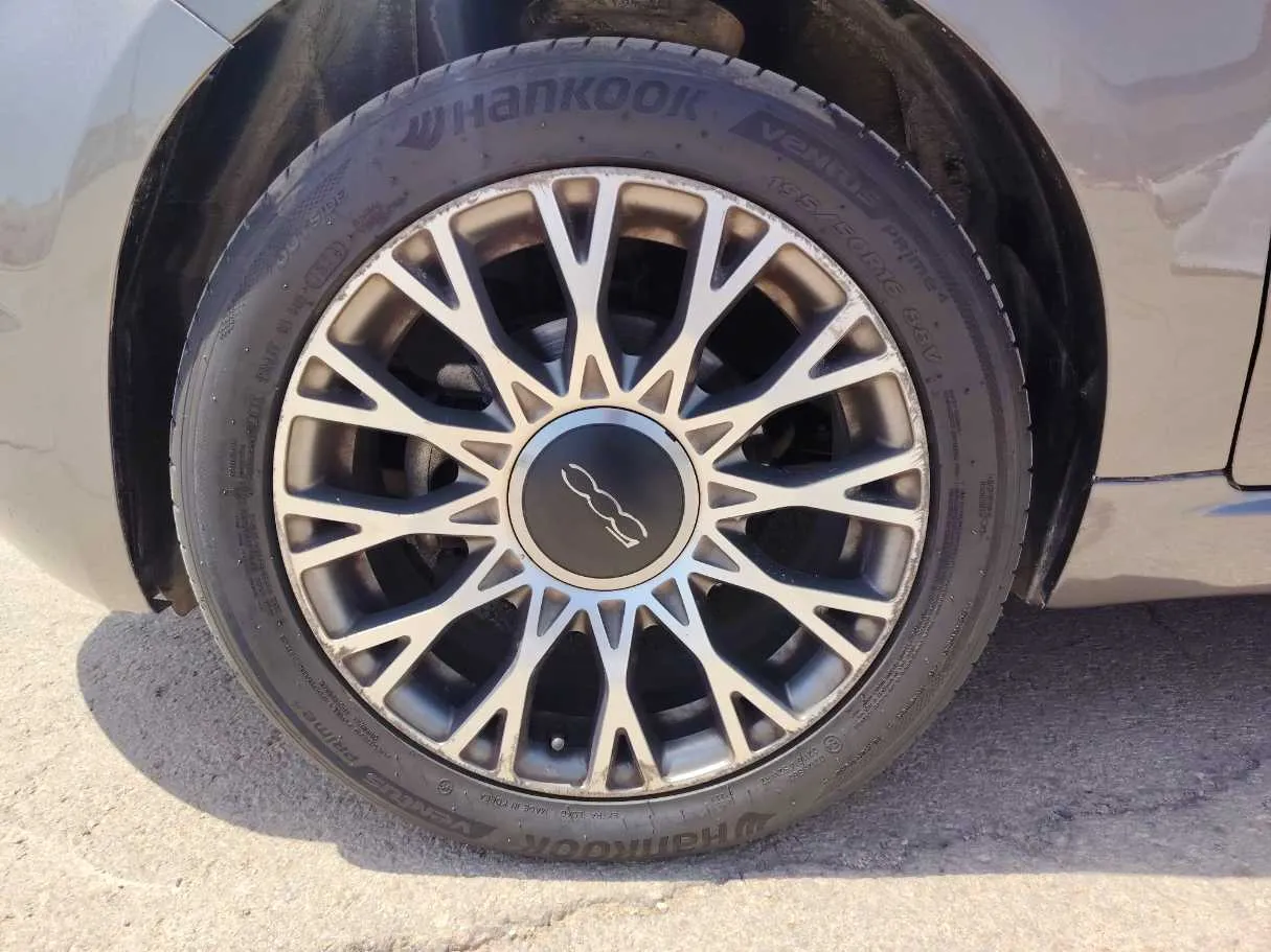 Car image 10