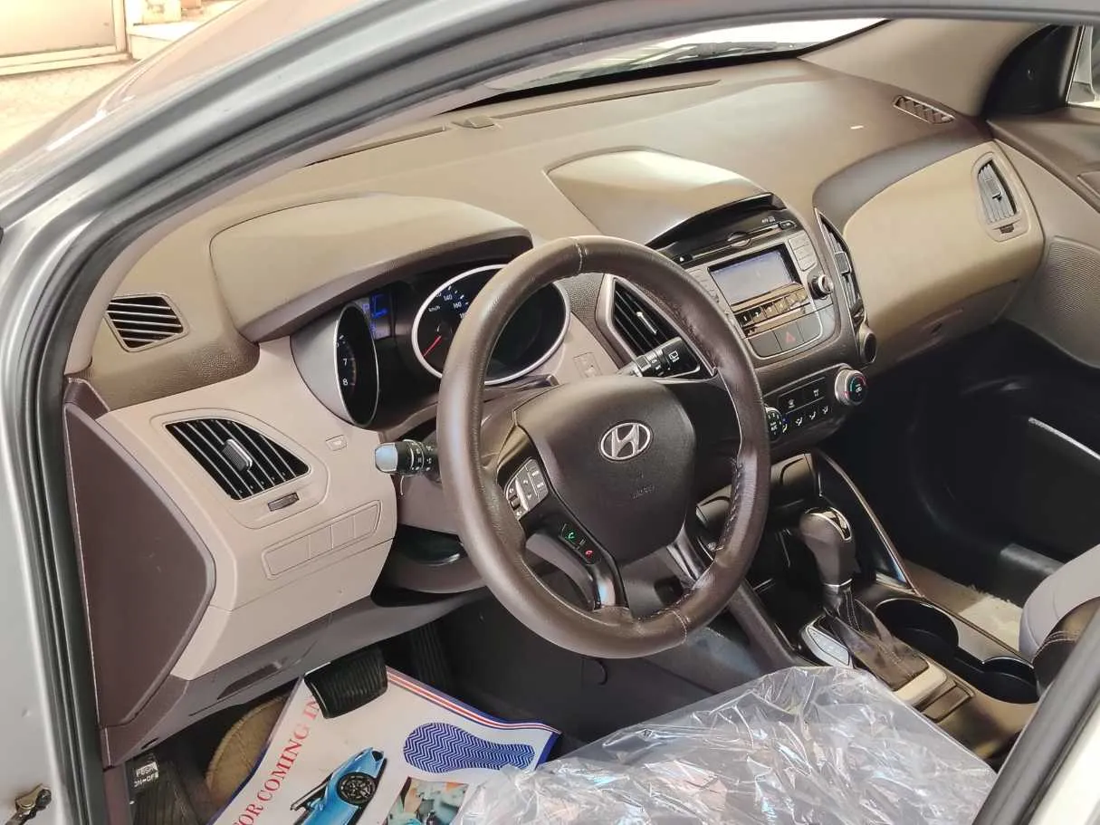 Car image 12