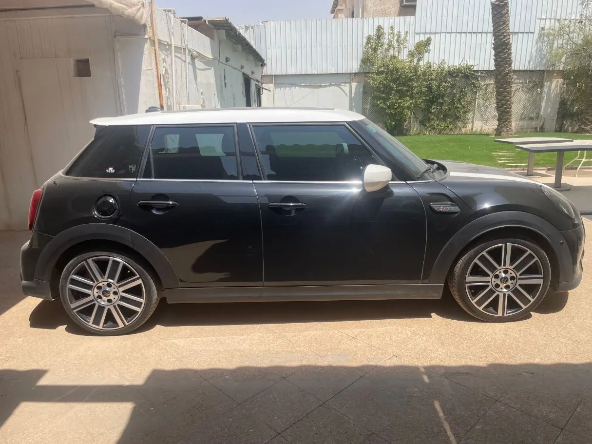 Car image 4