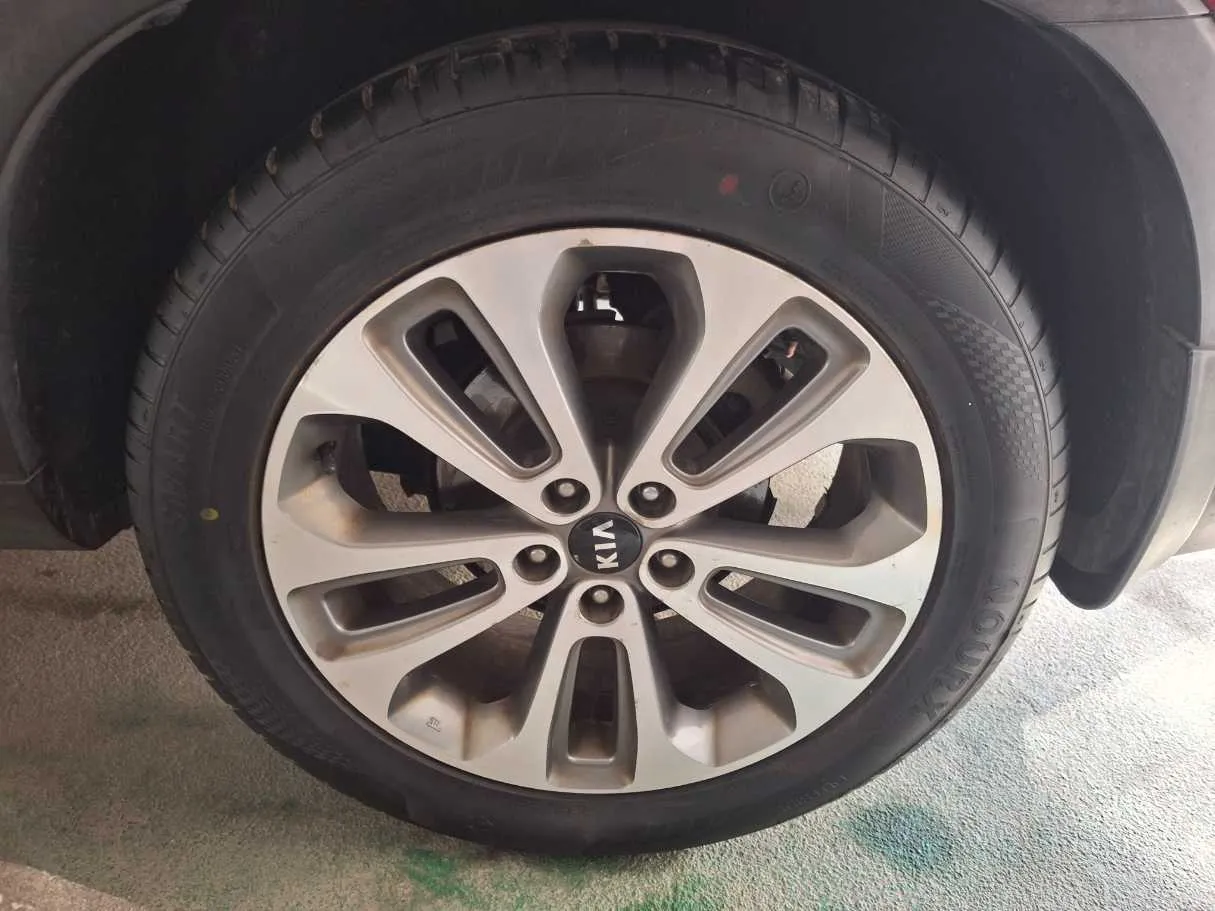 Car image 9