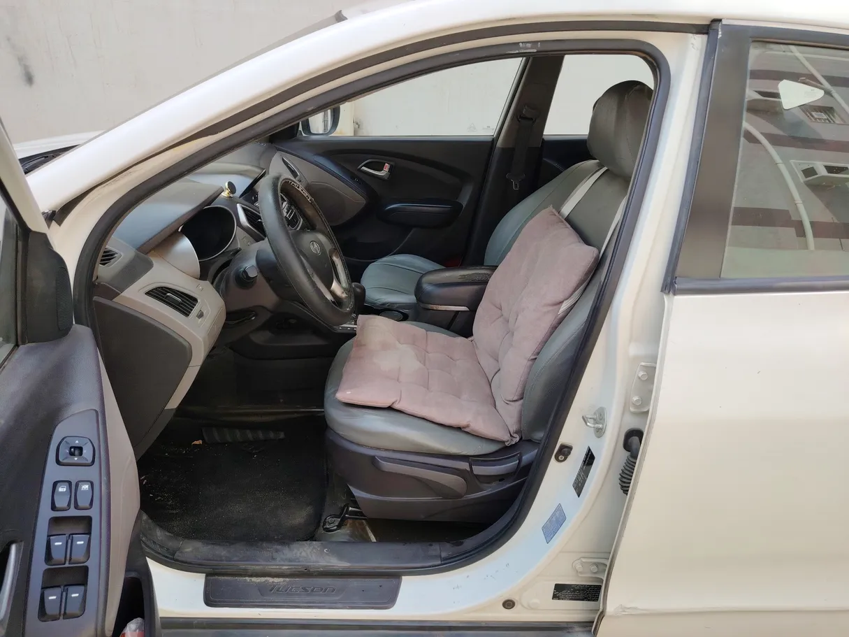 Car image 12