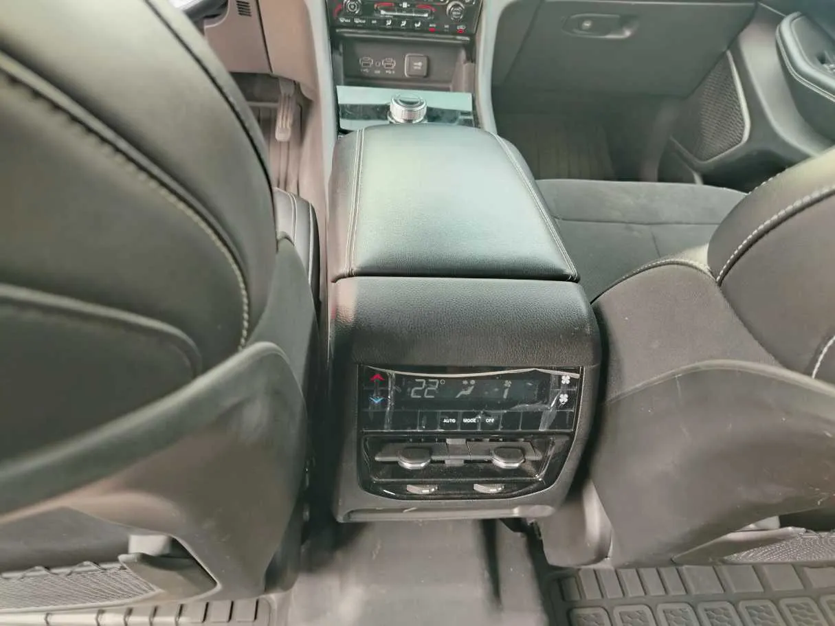 Car image 34