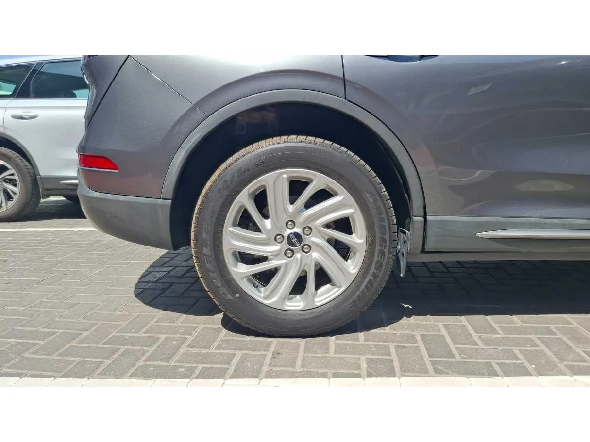 Car image 9