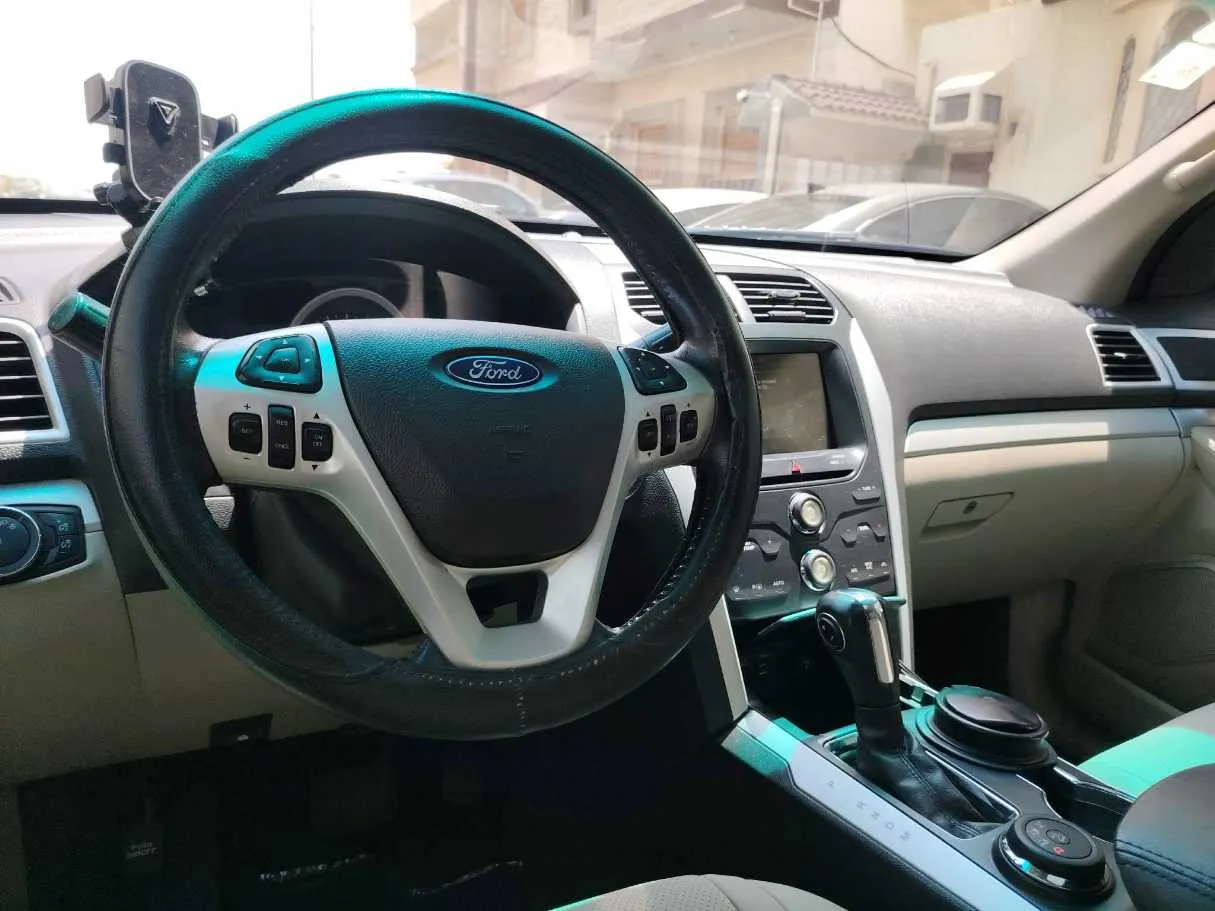 Car image 24