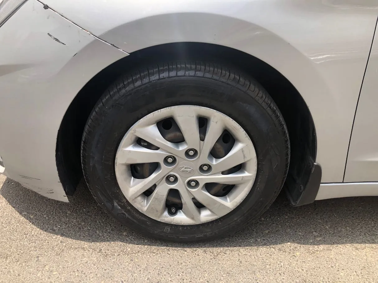 Car image 10