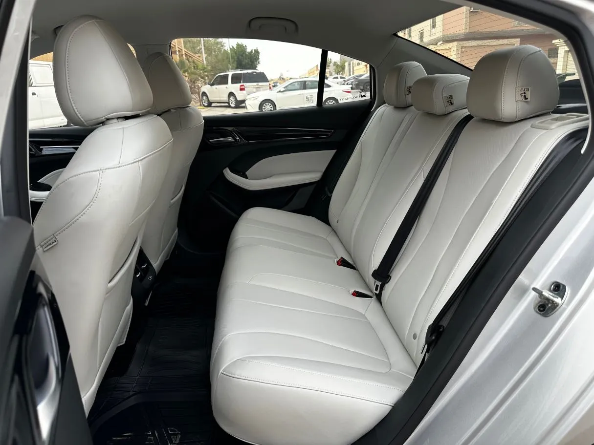 Car image 14